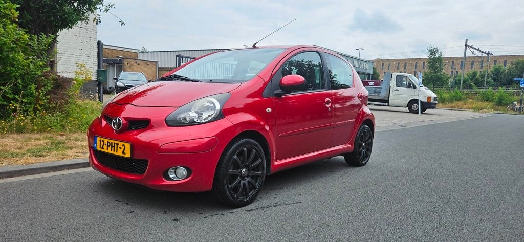 Toyota Aygo 1.0-12V Aspiration Red Navigator, Voorwielaandrijving, Euro 5, Gebruikt, 4 stoelen