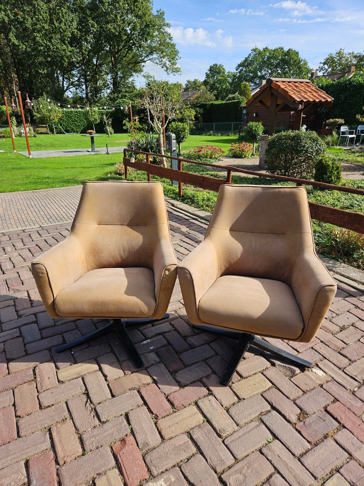 2 Nubeck licht bruine Draai Fauteuils met Zwarte Poten, Huis en Inrichting, Ophalen, Twee, Zo goed als nieuw, Metaal