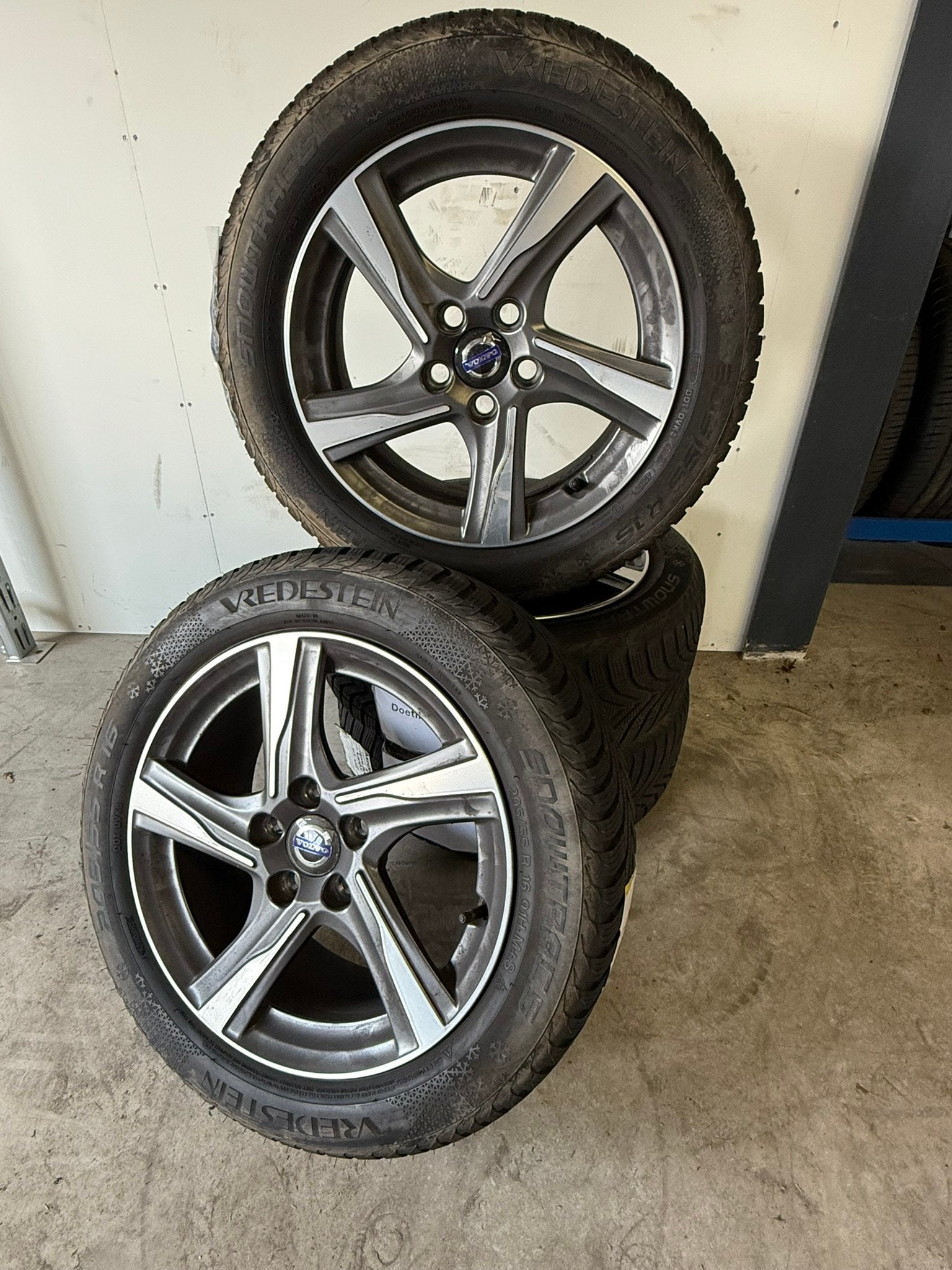 16'' Ixion - V40 - Vredestein Snowtrac - 205/55 R16