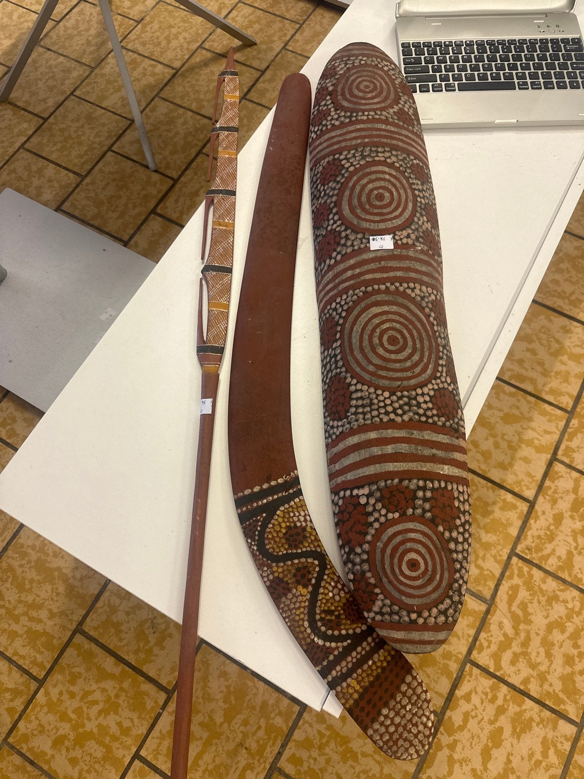 Set van 3 Aboriginal kunstobjecten: speer, boemerang, schild, Meerkleurig, Geschilderd, Overige herkomsten, Ophalen