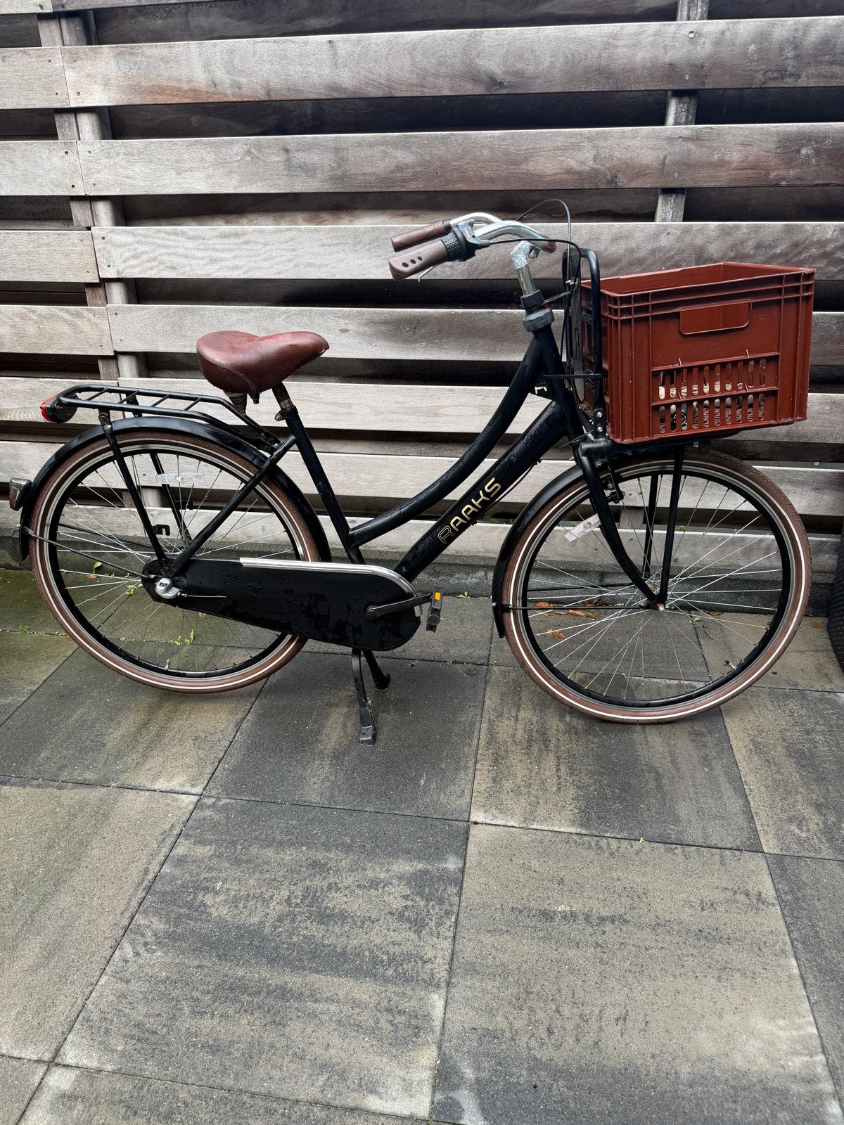 Zwarte damesfiets met voordrager en krat, Velgrem, Versnellingen, Ophalen, Overige merken