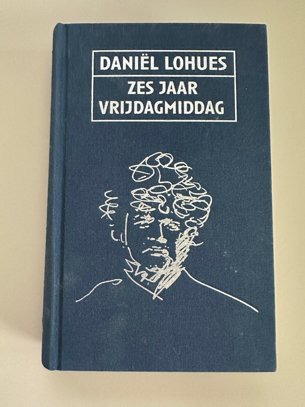Daniel Lohues - Zes jaar vrijdagmiddag (hardcover), Boeken, Ophalen of Verzenden, Gelezen, Nederland