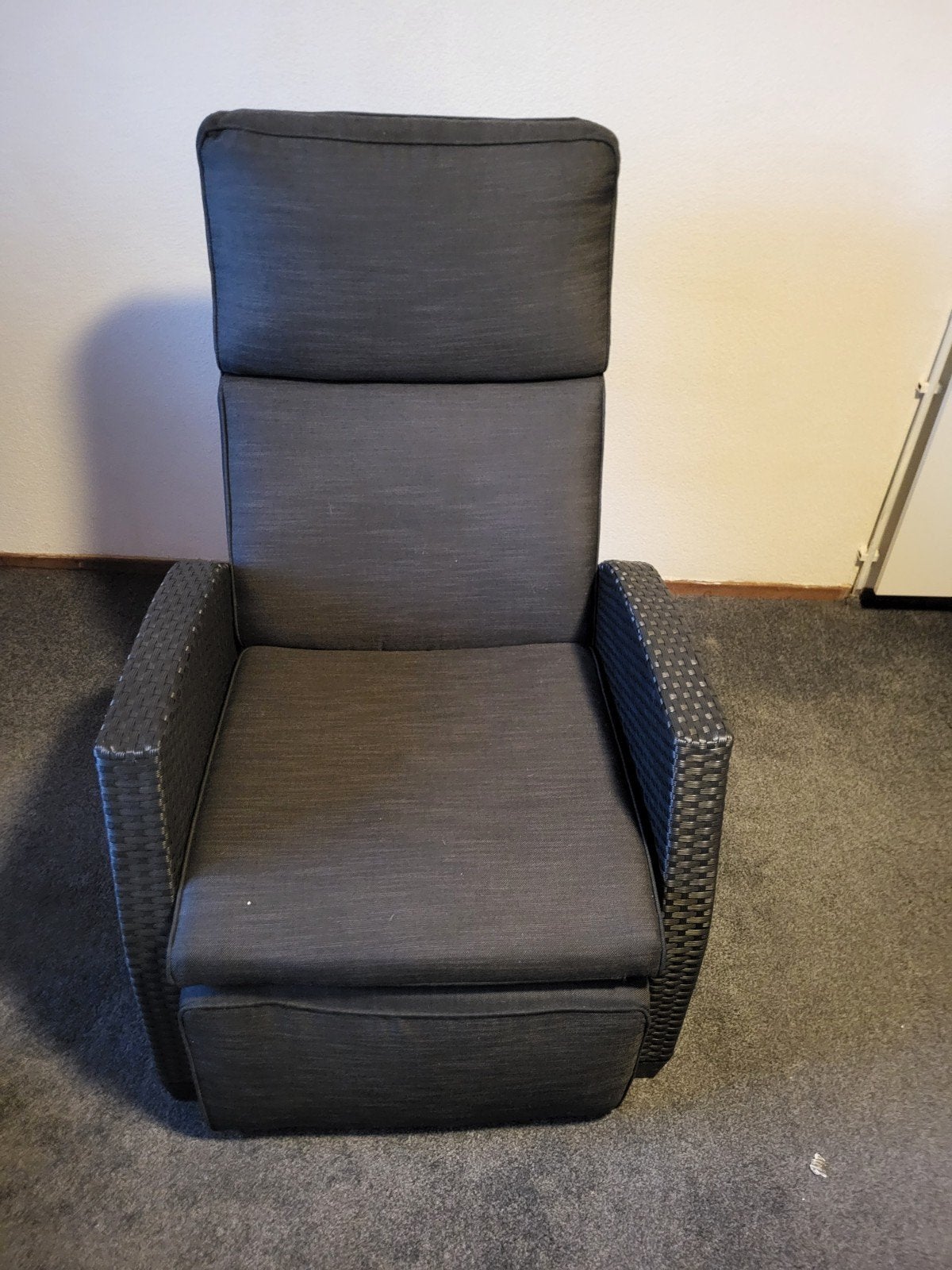 Comfortabele relaxfauteuil - Zwart wicker en stof, Huis en Inrichting, Fauteuils, Ophalen, Gebruikt, 75 tot 100 cm, Stof