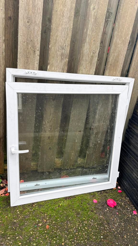 Kunststof stalraam met kiepfunctie. 1 bij 1 meter, Kunststof, Raamkozijn, Zo goed als nieuw, Inclusief glas