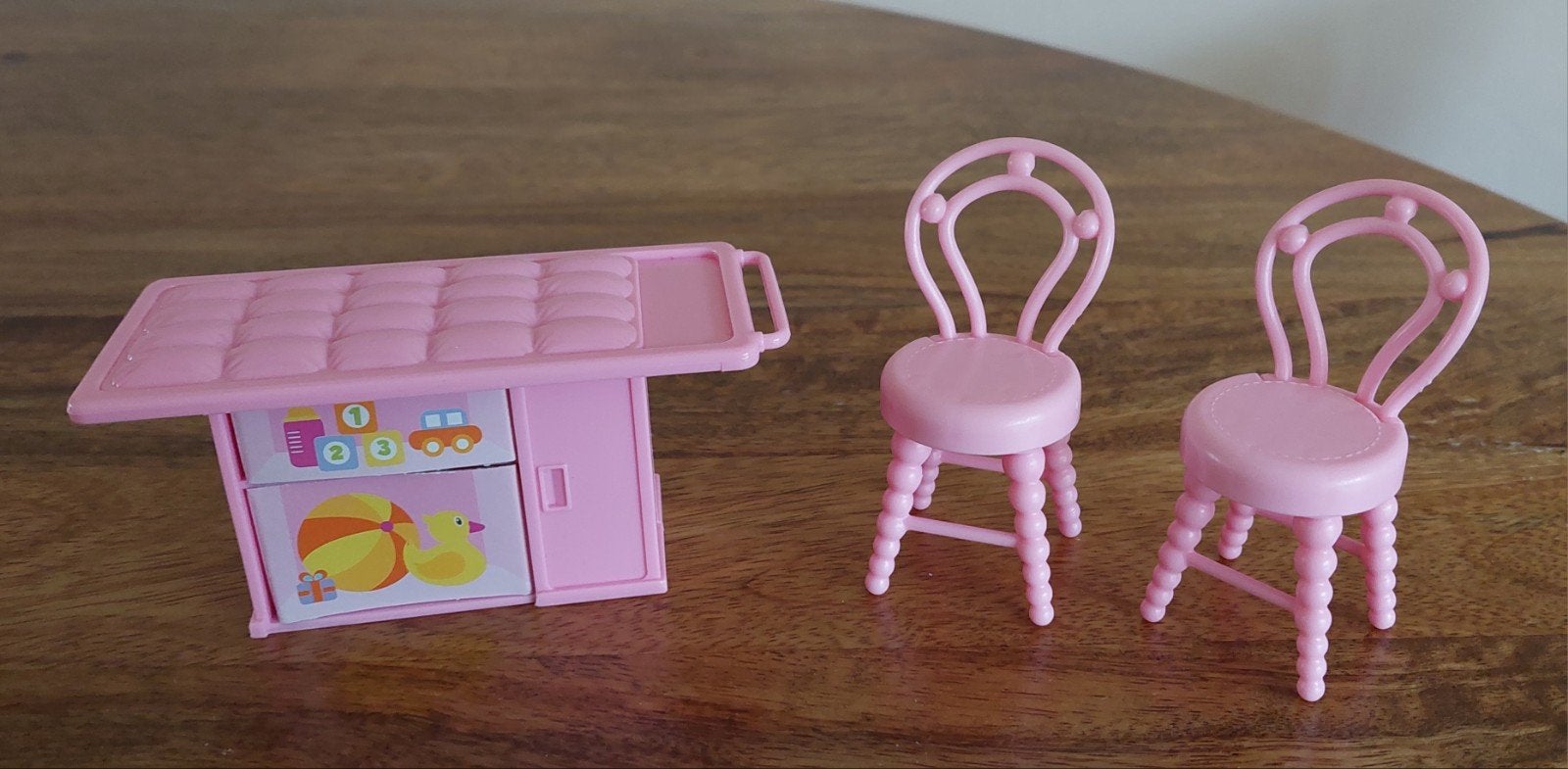 Roze poppenhuis meubels: commode en stoeltjes, Ophalen of Verzenden, Zo goed als nieuw