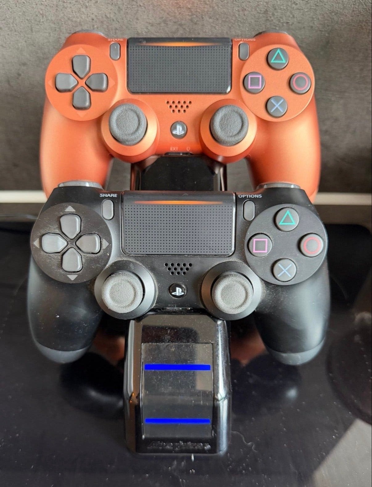 2x PS4 Controllers met Oplaadstation, Gebruikt, Ophalen of Verzenden, Controller, PlayStation 4