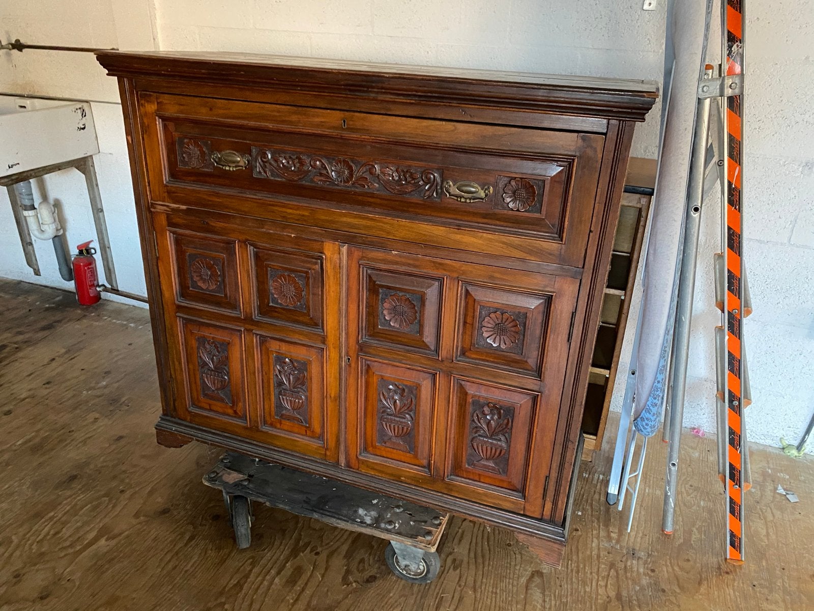 Antiek houten secretaire met sierlijk houtsnijwerk, Ophalen