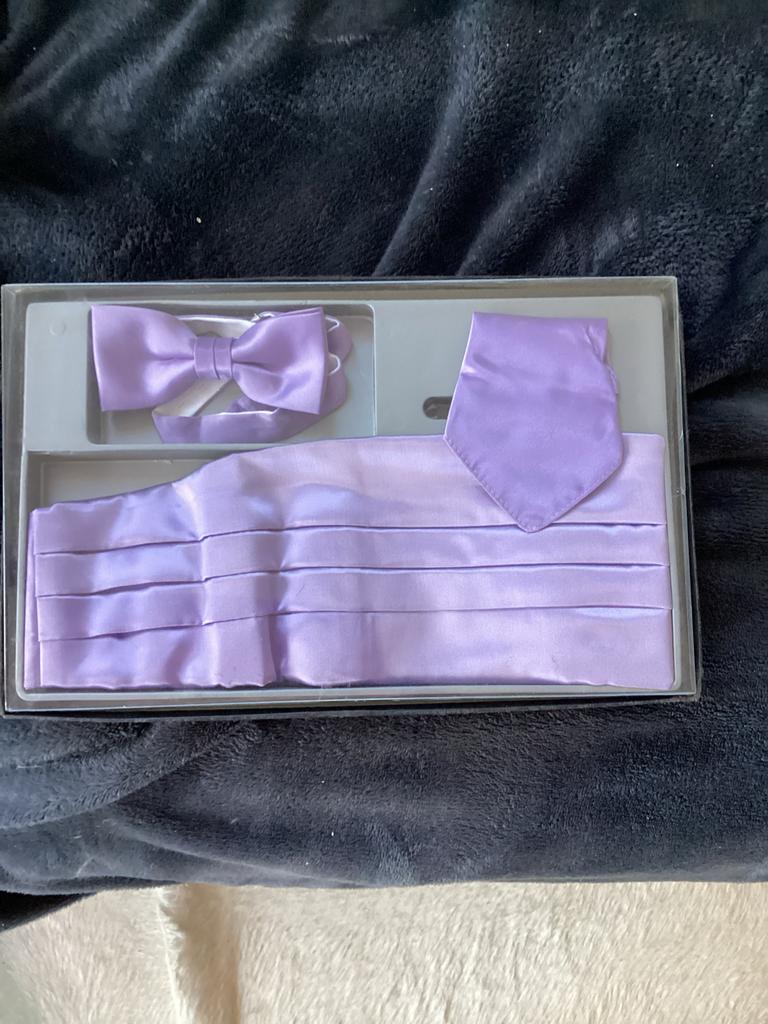 Nieuw lila cumberband, strik en pochet in doos, Ophalen of Verzenden, Nieuw, Overige maten, Paars