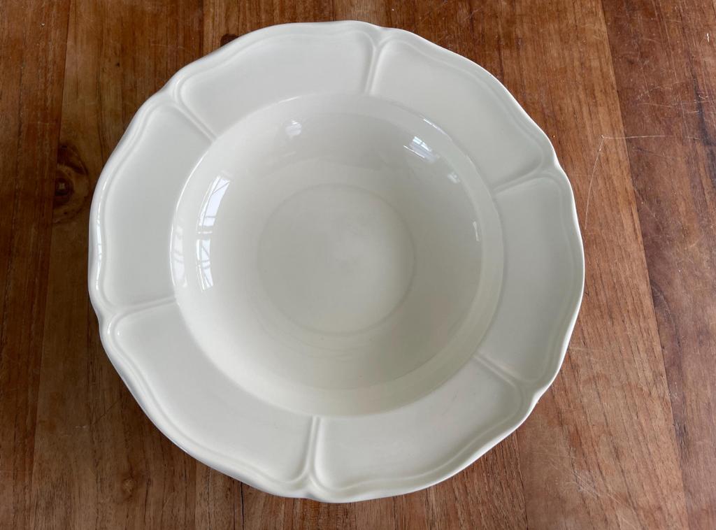 Wedgwood Queen's Plain groot diep bord/pastabord 26/27cm, Huis en Inrichting, Ophalen of Verzenden, Zo goed als nieuw, Bord(en)