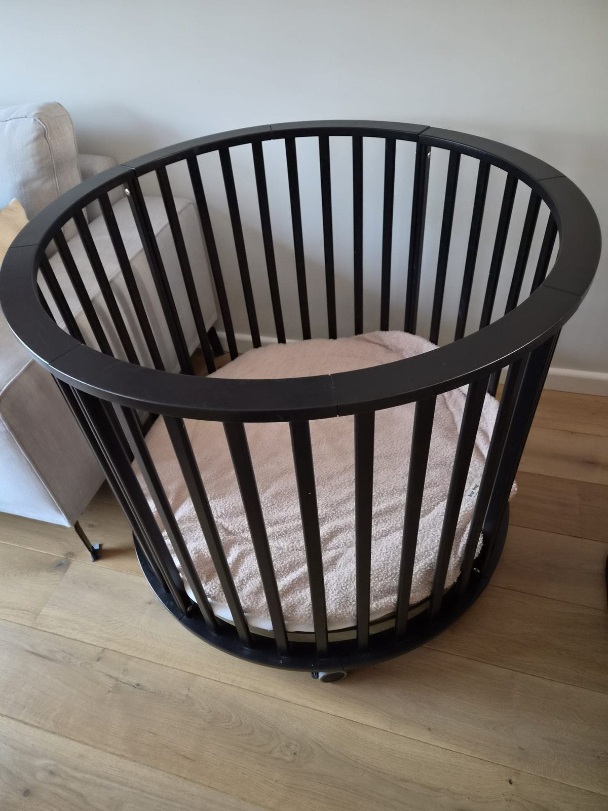 Ronde zwarte box, Kinderen en Baby's, Ophalen, Gebruikt, Rond, Wieltjes