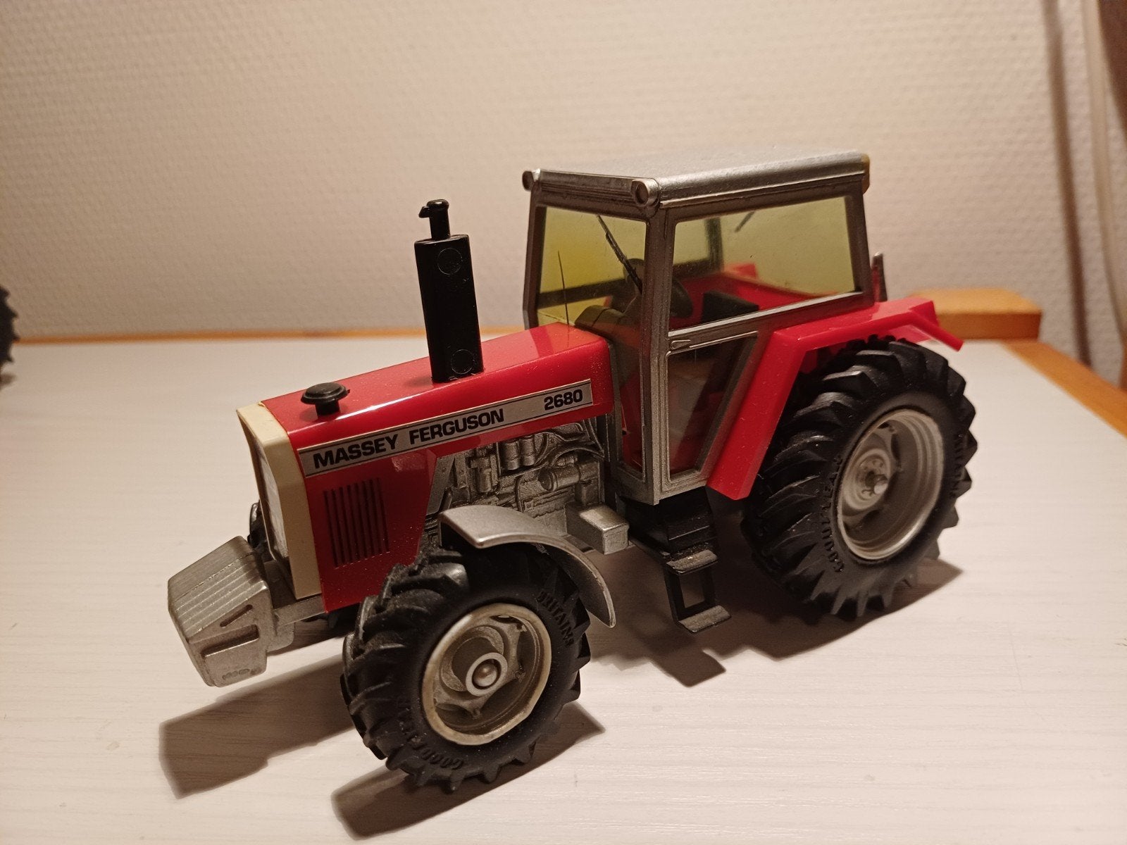 Britains MF 2680, Ophalen of Verzenden, Zo goed als nieuw, Tractor of Landbouw, Britains