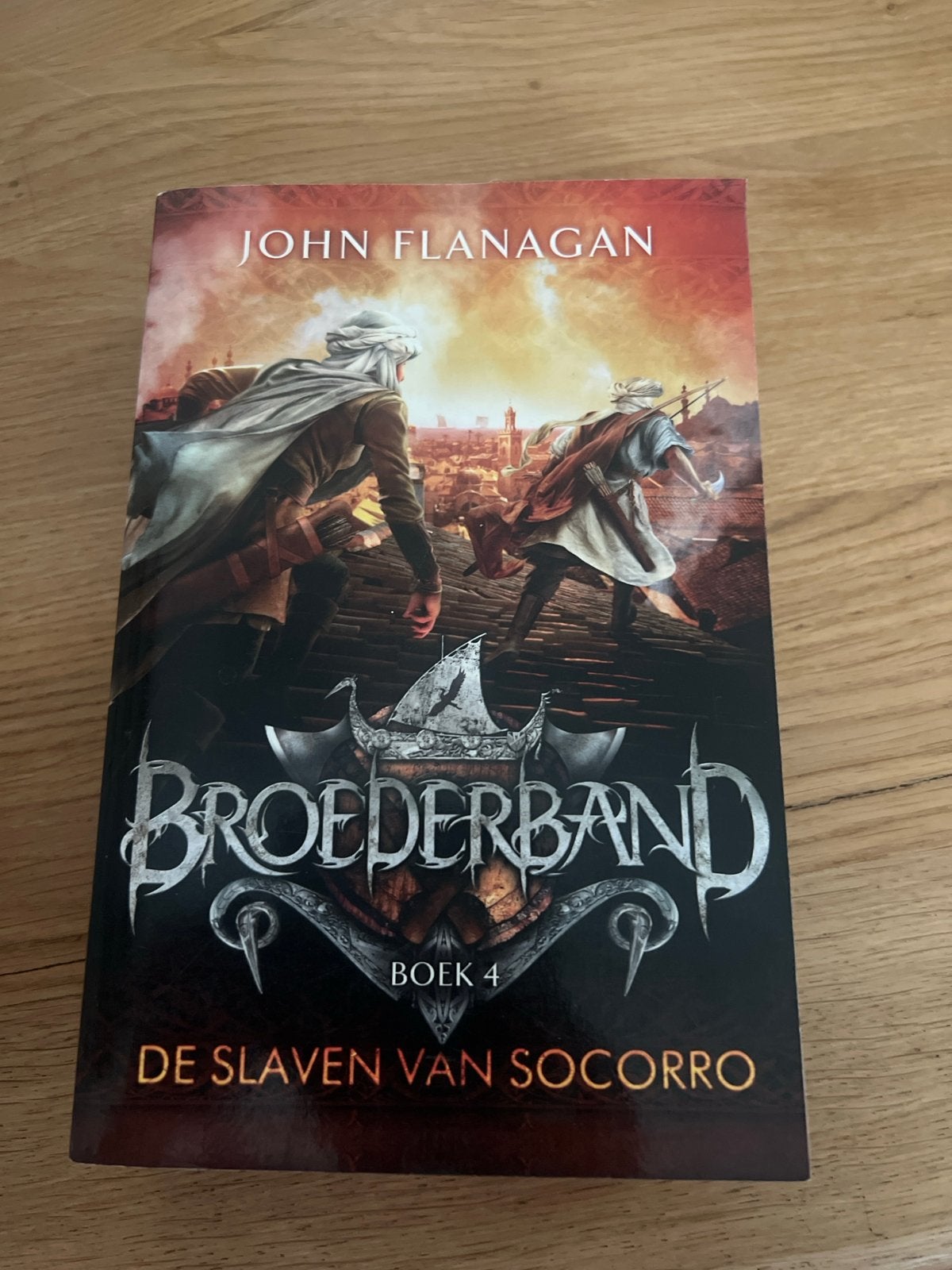 Broederband Boek 4: De Slaven van Socorro - John Flanagan, Boeken, Fantasy, Zo goed als nieuw, Ophalen of Verzenden