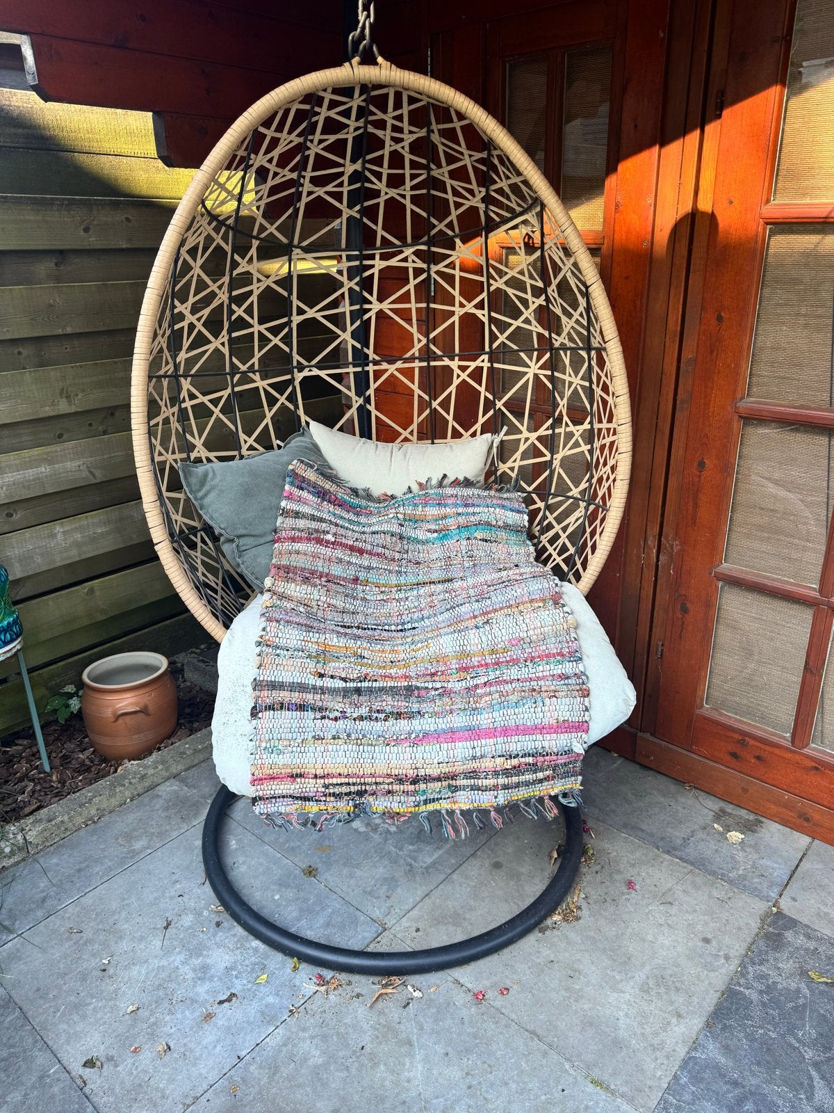 Hangstoel met standaard en kussen, Huis en Inrichting, Stoelen, Ophalen, Overige kleuren, Riet of Rotan, Zo goed als nieuw