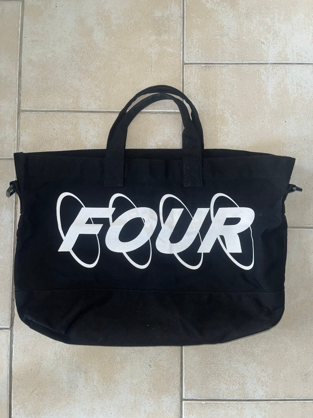FOUR Tote Bag - Zwart met wit logo, Sieraden, Tassen en Uiterlijk, Tassen | Damestassen, Ophalen of Verzenden, Zo goed als nieuw