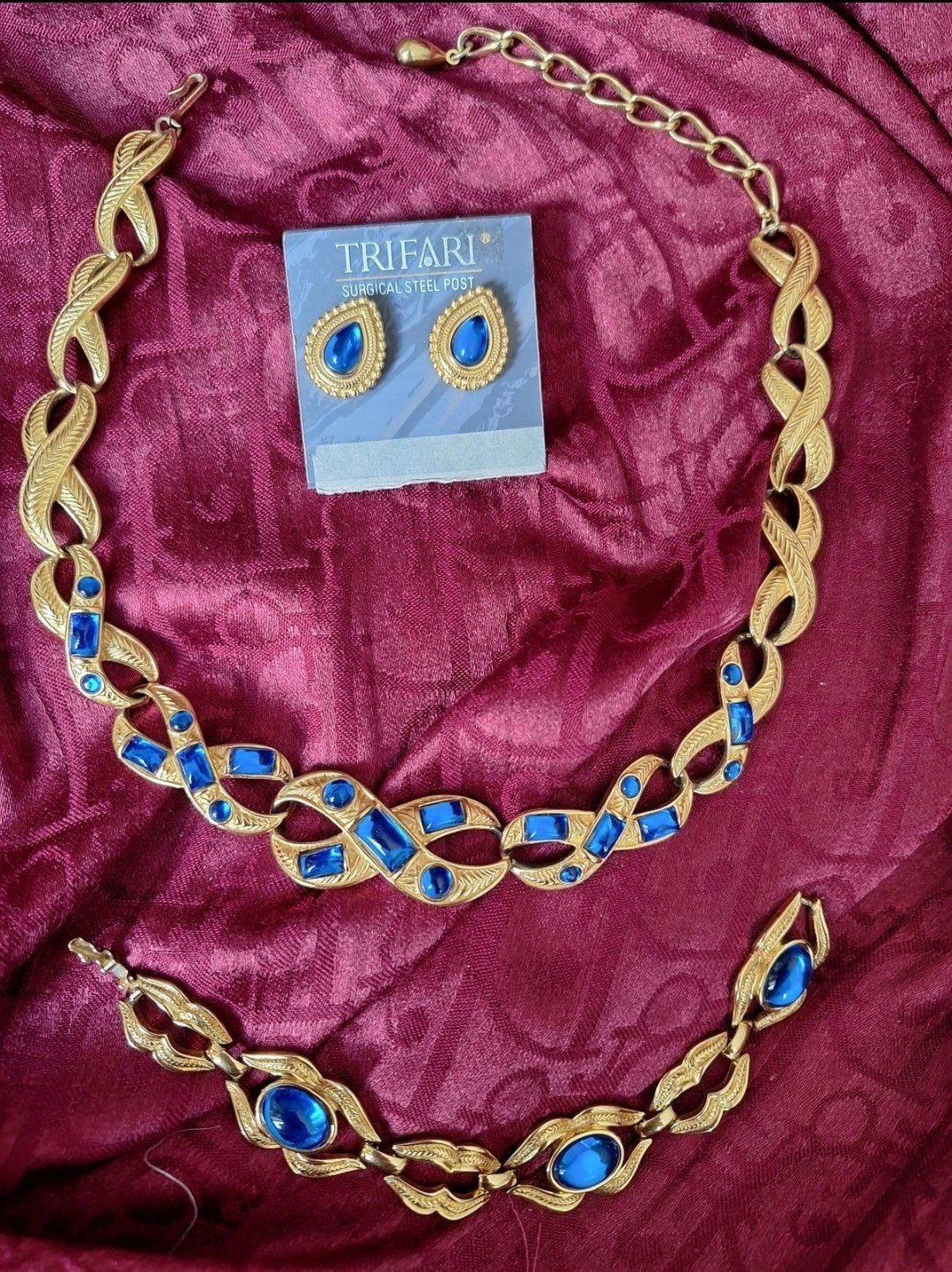 Mooie en Zeer Exclusieve Trifari Vintage Sieraden Set  Goud, Blauw, Nieuw, Goud, Met edelsteen