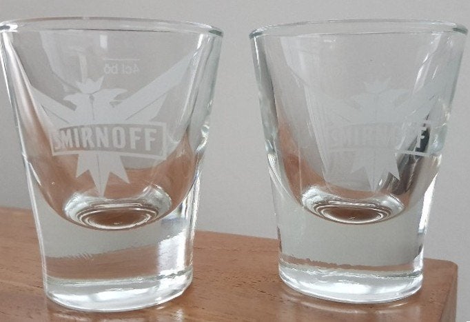 Set van 2 stoere Smirnoff shotglaasjes - met logo - ZGAN, Ophalen of Verzenden, Zo goed als nieuw, Borrel- of Shotglas