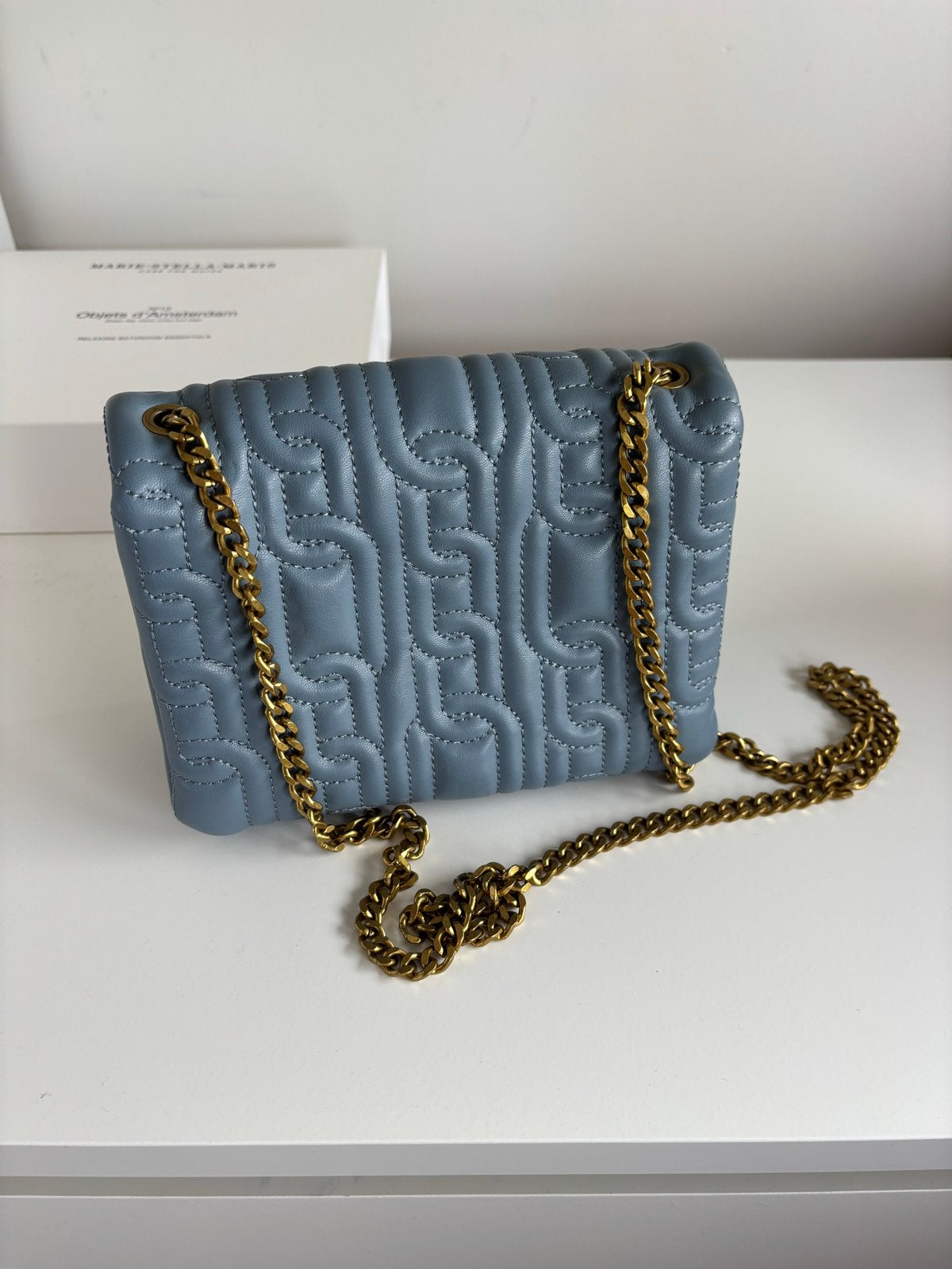 Stijlvolle lichtblauwe schoudertas met gouden ketting Zara, Ophalen of Verzenden, Zo goed als nieuw, Blauw, Schoudertasje