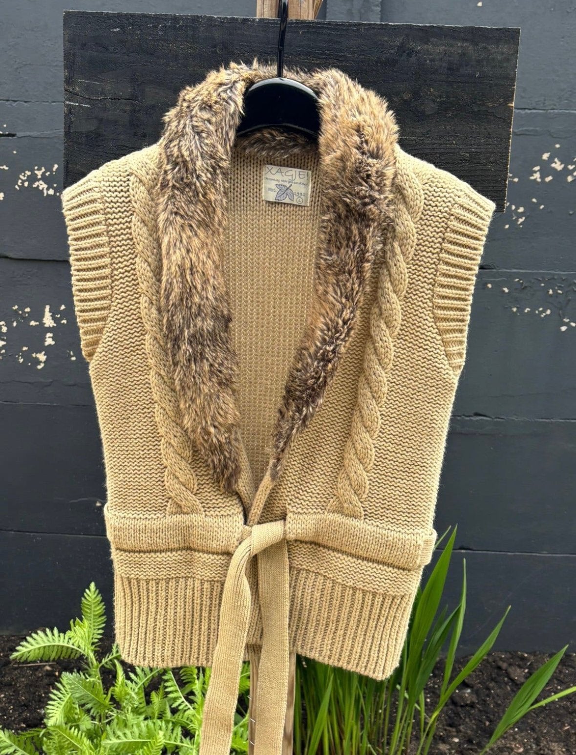Gebreid gilet vestje, Ophalen of Verzenden, Zo goed als nieuw, Maat 42/44 (L), Beige