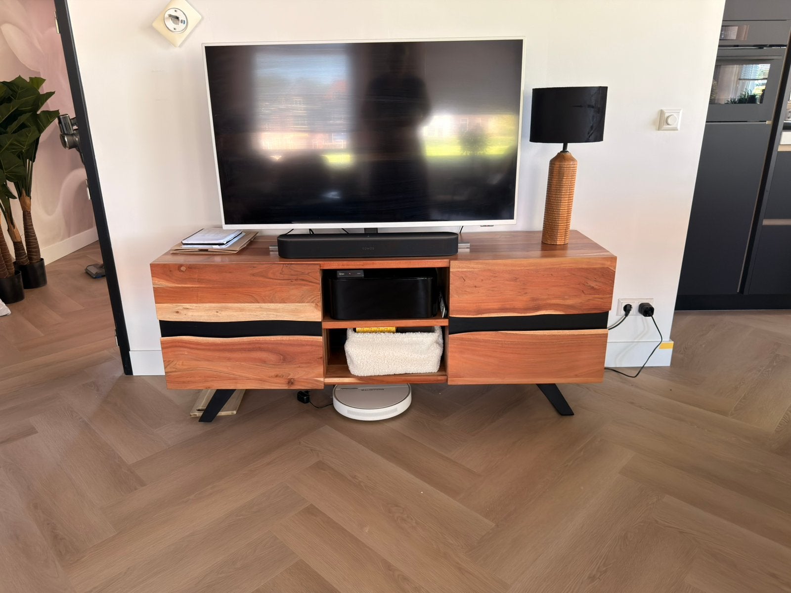 Massief teak houten dressoir/tv kast met metalen poten, Ophalen, 150 tot 200 cm, Zo goed als nieuw, Minder dan 100 cm