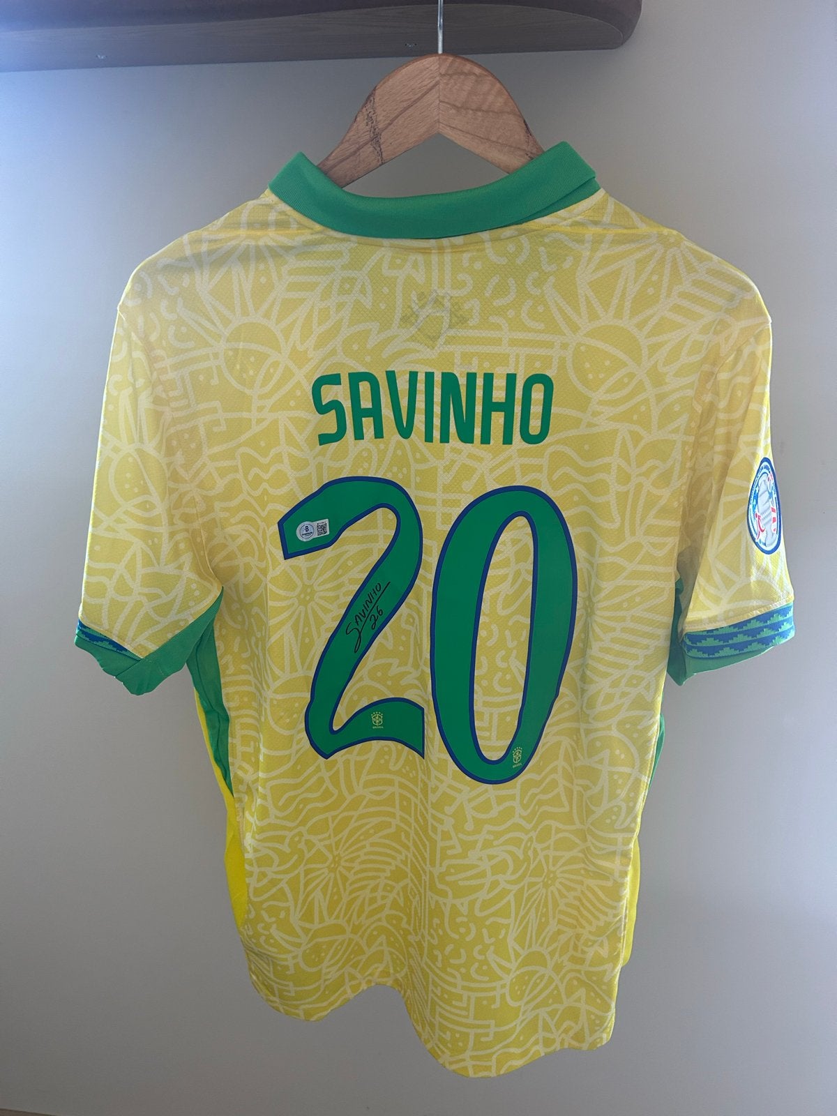 Gesigneerd Brazilië Thuisshirt Savinho #20 - Beckett COA, Maat 48/50 (M), Geel, Ophalen of Verzenden, Zo goed als nieuw