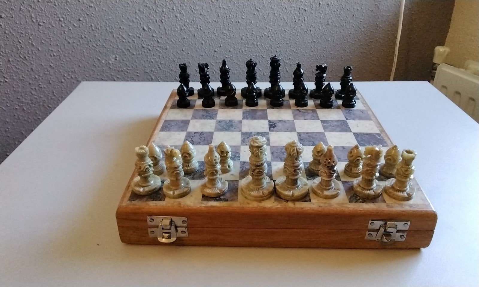 Mooi schaakspel met houten kist en marmeren bord, Ophalen of Verzenden, Minder dan 500 stukjes, Gebruikt, Schaken