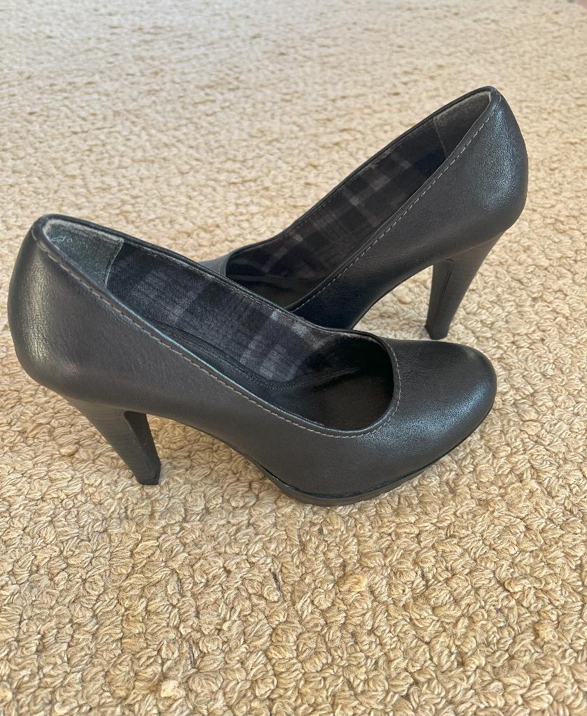 Zwarte pumps met hak van Emilio Luca - maat 38, Kleding | Dames, Schoenen, Pumps, Zwart, Ophalen of Verzenden, Zo goed als nieuw