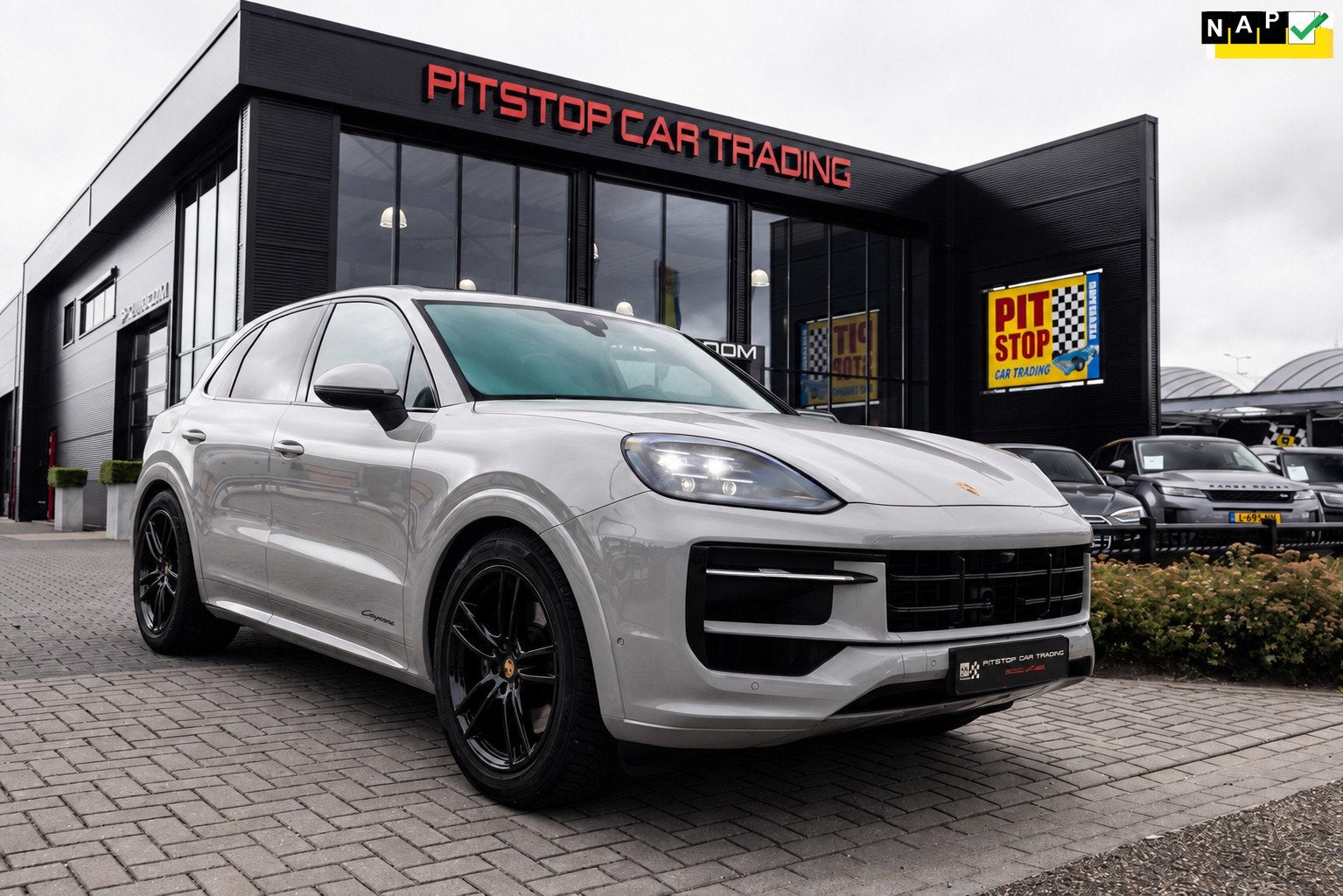 Porsche Cayenne 3.0 E-Hybrid, Passenger display, *Krijt*, MY, Auto's, Porsche, Cayenne, Gebruikt, 2995 cc, Adaptive Cruise Control