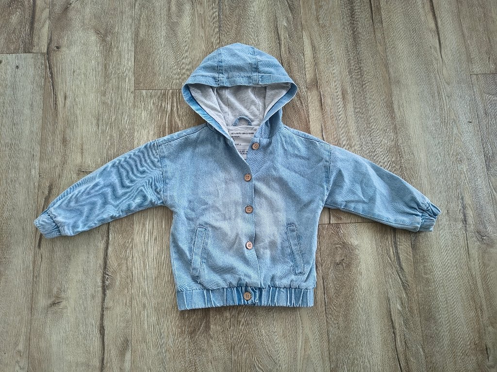 Prachtige blauwe spijkerjas met capuchon van Prenatal, mt 92, Kinderen en Baby's, Kinderkleding | Maat 92, Onb, Ophalen of Verzenden