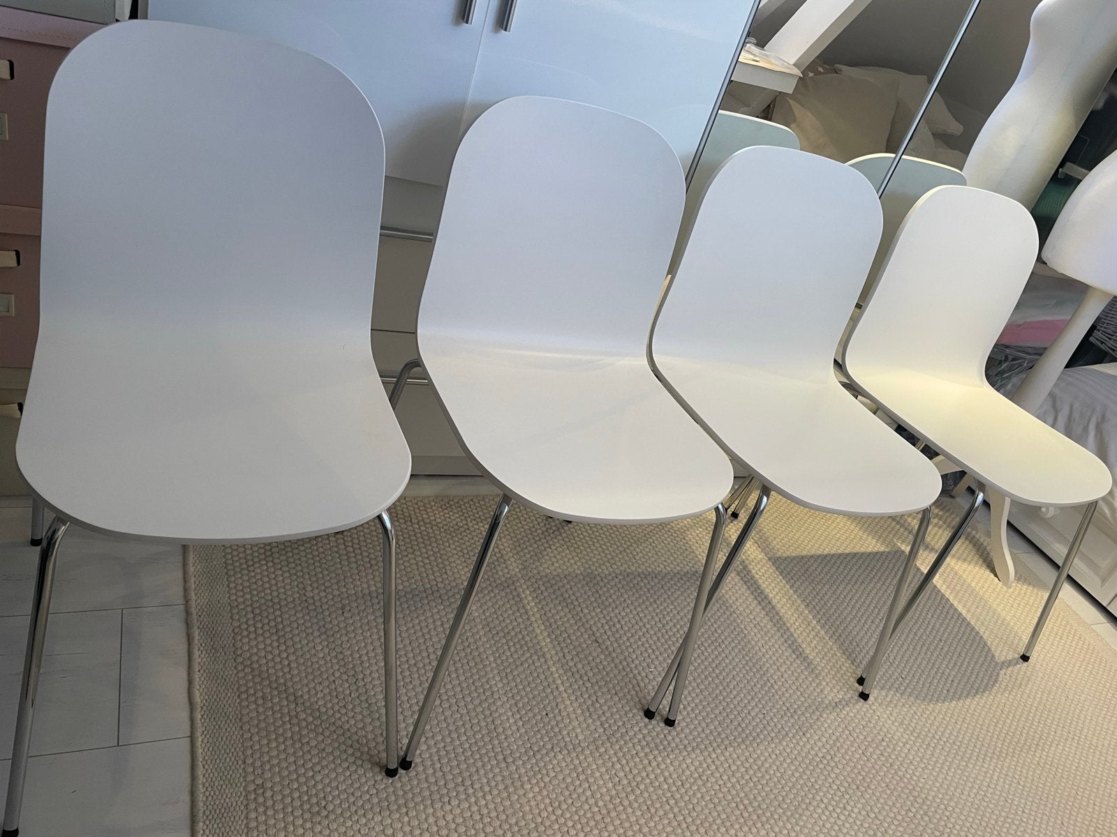 witte stoelen met chrome onderstel, Ophalen, Wit, Zo goed als nieuw, Vier