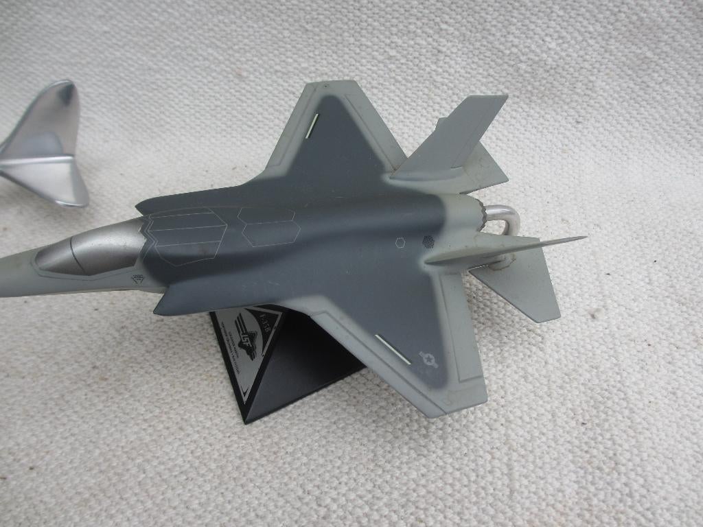 Twee heel verschillende model vliegtuigen kunststof/glas, Ophalen of Verzenden, Zo goed als nieuw, 1:72 tot 1:144, Overige merken