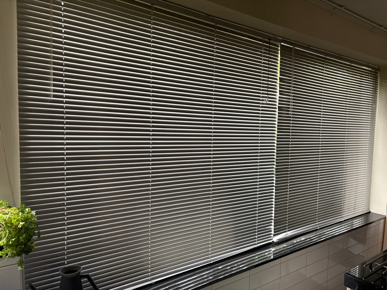 2x Luxaflex jaloezieën grijs/zilverkleurig 2x 1,60m breed, Ophalen, Jaloezie, Gebruikt, Metaal