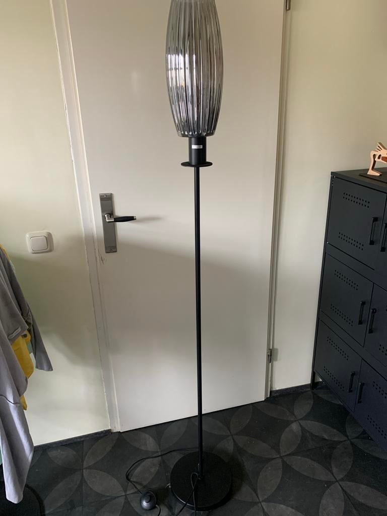 Zwarte vloerlamp met geribbelde glazen kap OPH HOENSBROEK, Ophalen, Gebruikt, Metaal, 150 tot 200 cm