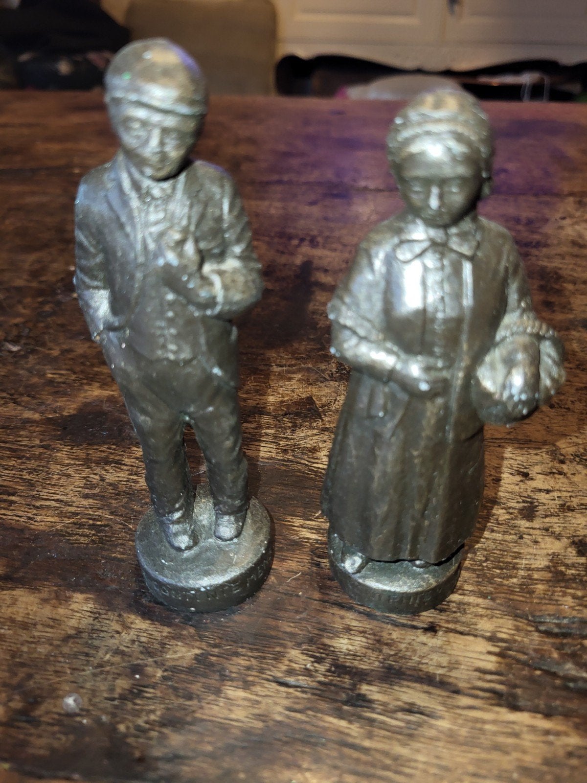 2 Beelden: De Contente Man en De Contente Vrouw, Groep mensen, Minder dan 20 cm, Ophalen of Verzenden, Steen of Keramiek