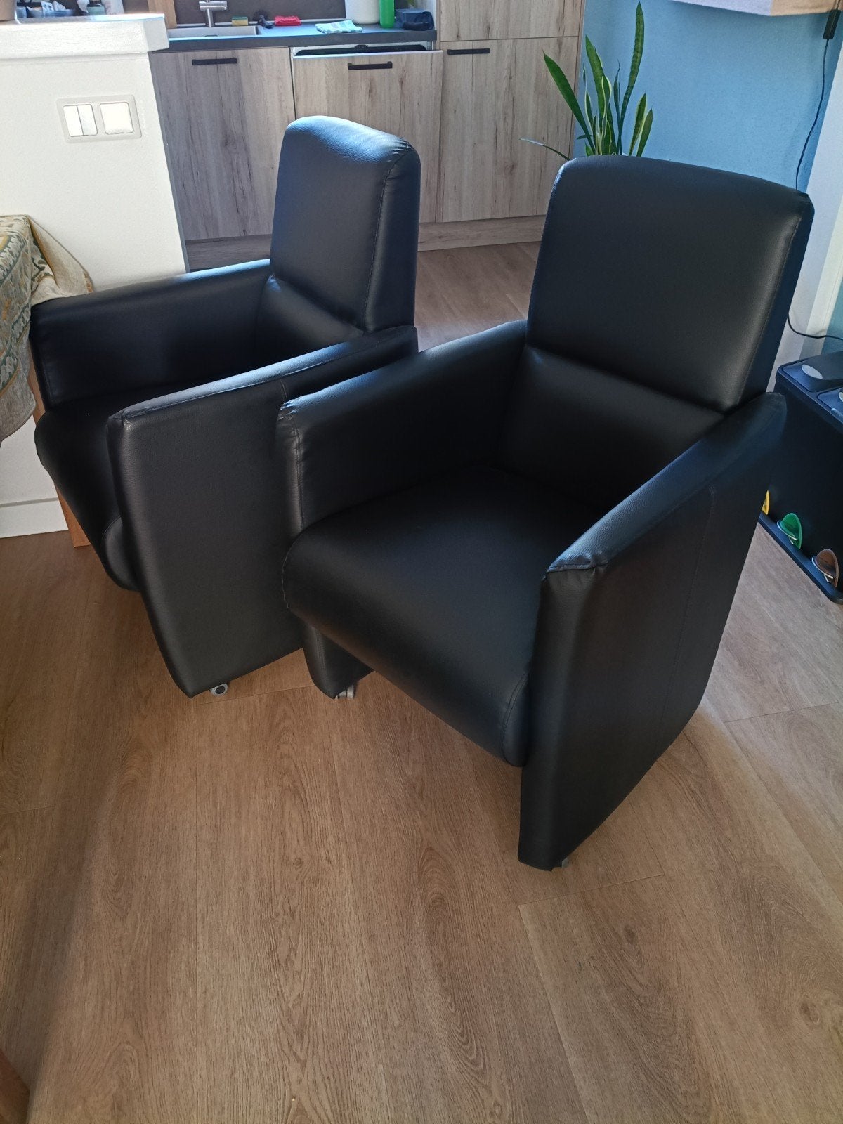 4 zwarte eetkamerstoelen met wieltjes, Ophalen, Overige materialen, Zwart, Zo goed als nieuw