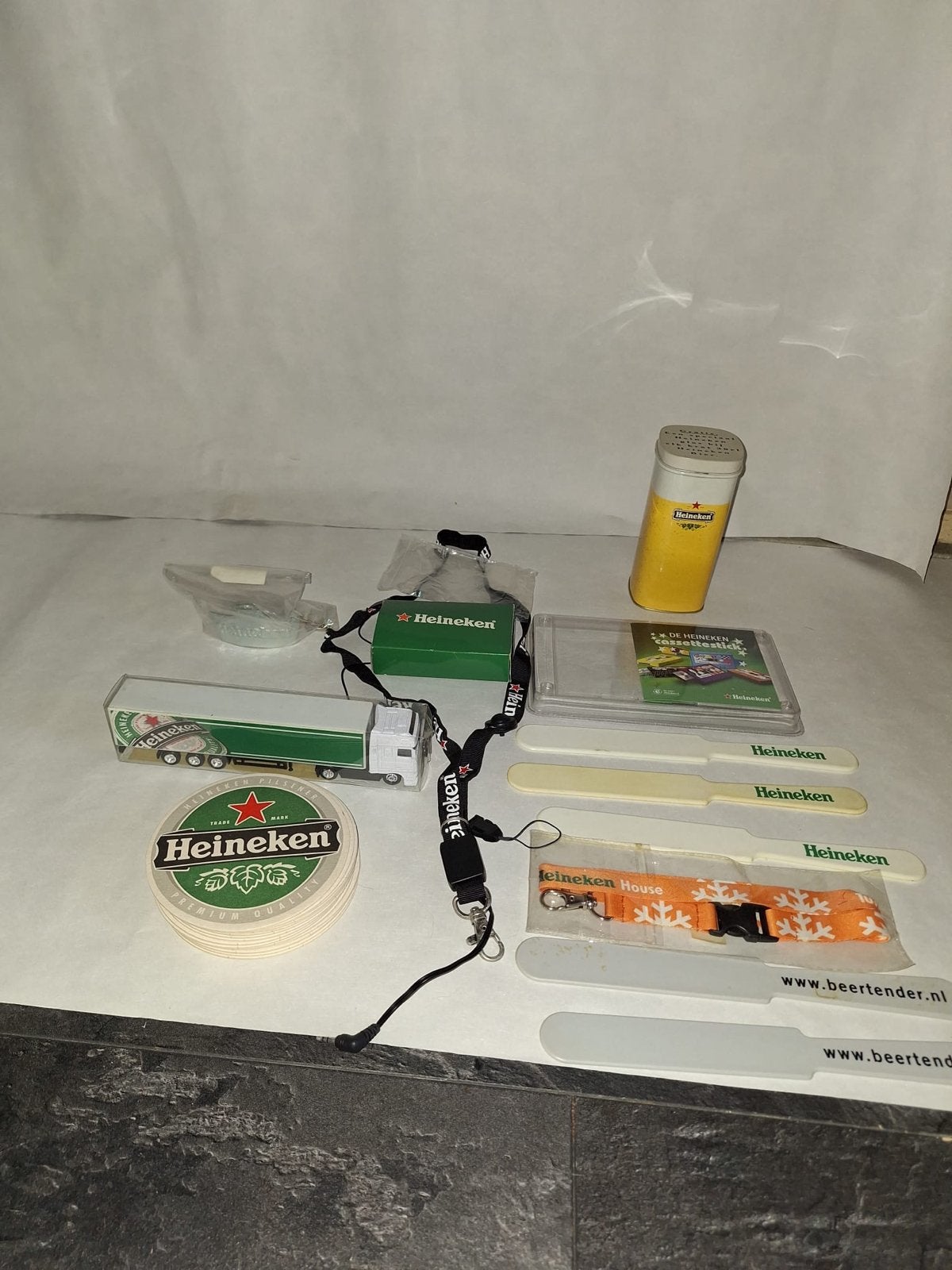 Foto 23 van Grote Heineken verzameling: meerdere dozen vol memorabilia