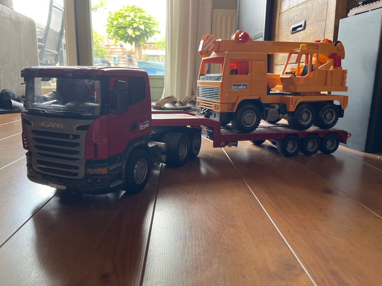 Twee Bruder speelgoed vrachtwagens: Scania en kraanwagen, Kinderen en Baby's, Ophalen, Gebruikt