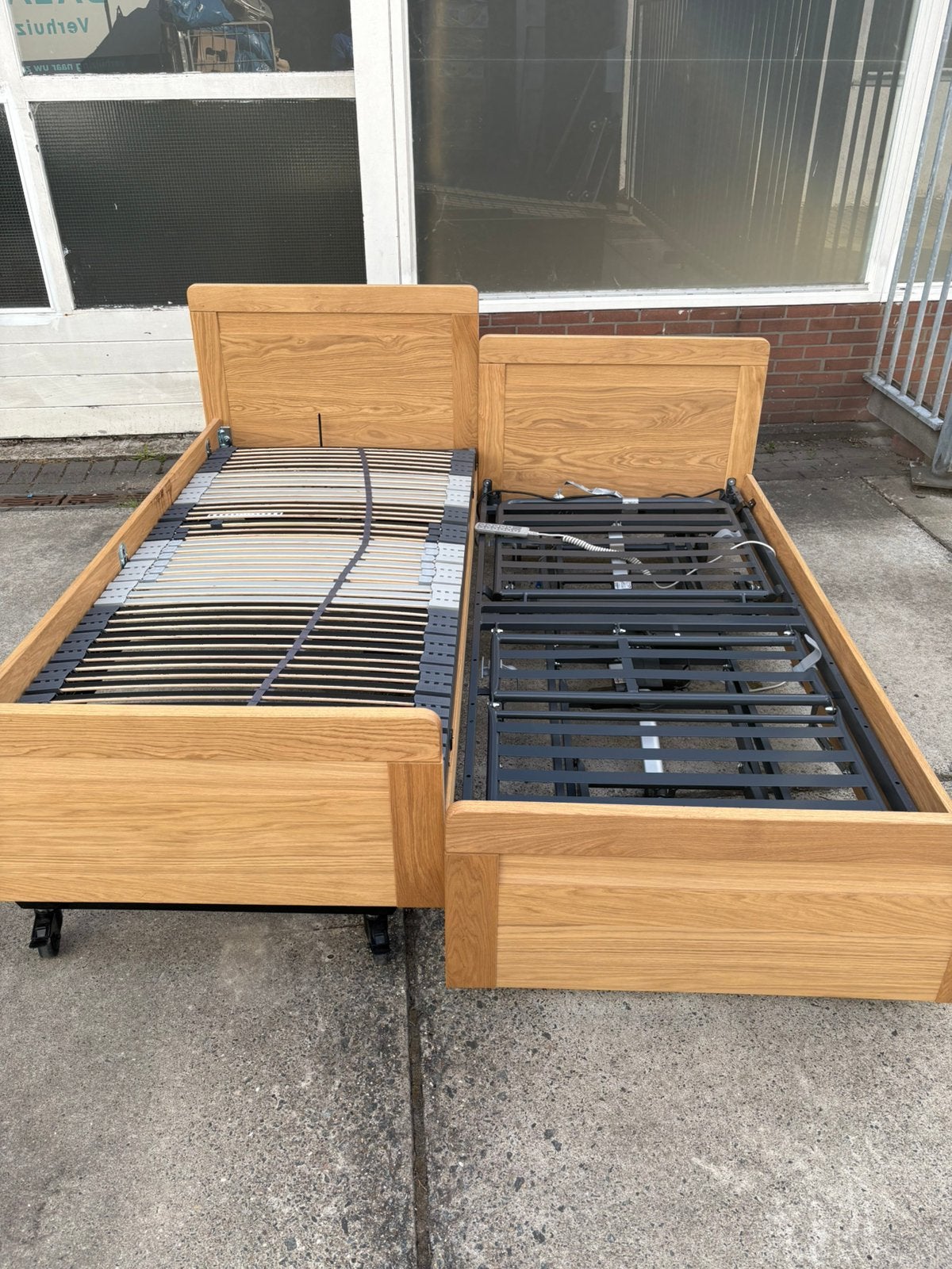 Twee elektrische (zorg)bedden te koop, Huis en Inrichting, Slaapkamer | Bedden, Ophalen, 90 cm, Eenpersoons, Hout