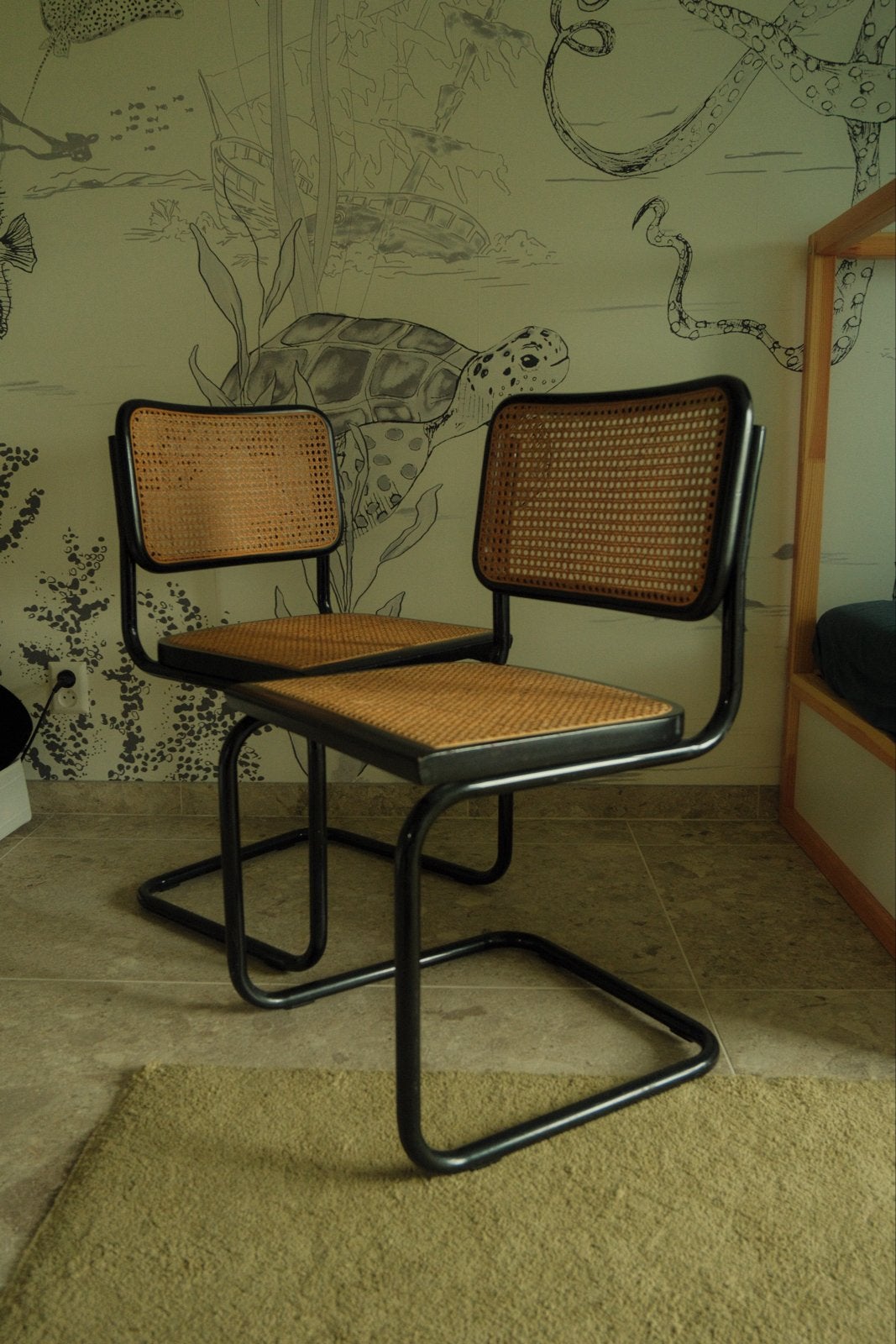 2 Thonet stijl stoelen met webbing zitting en rugleuning, Huis en Inrichting, Stoelen, Ophalen, Zwart, Twee