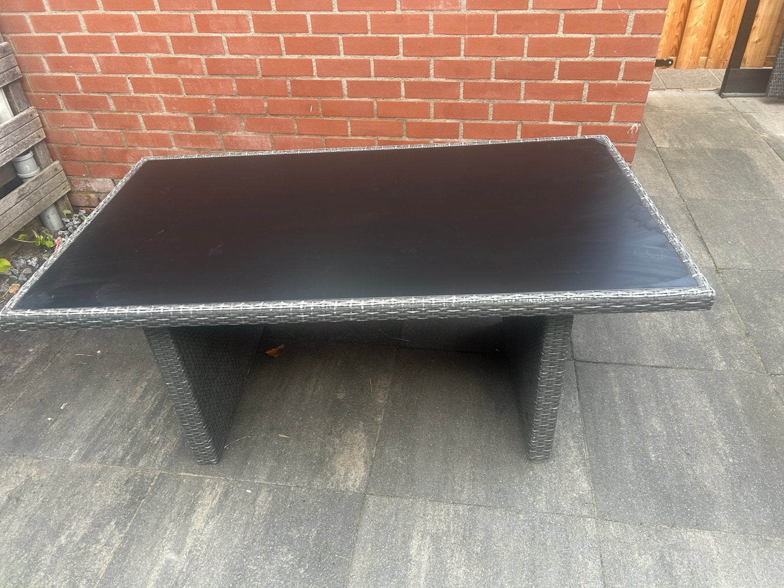 Foto 2 van Wicker tuintafel met glazen blad