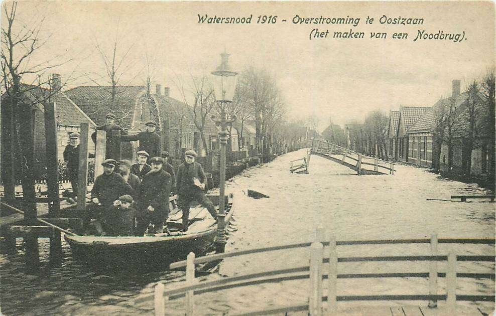 304-241-013 Oostzaan Watersnood 1916 het maken van een Nood, Verzenden, Voor 1920, Noord-Holland