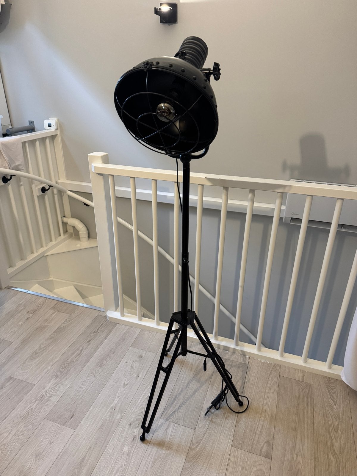 Industriële Vloerlamp Zwart - Studio Spot Design, Huis en Inrichting, Ophalen, E27 (groot), Zo goed als nieuw, Metaal