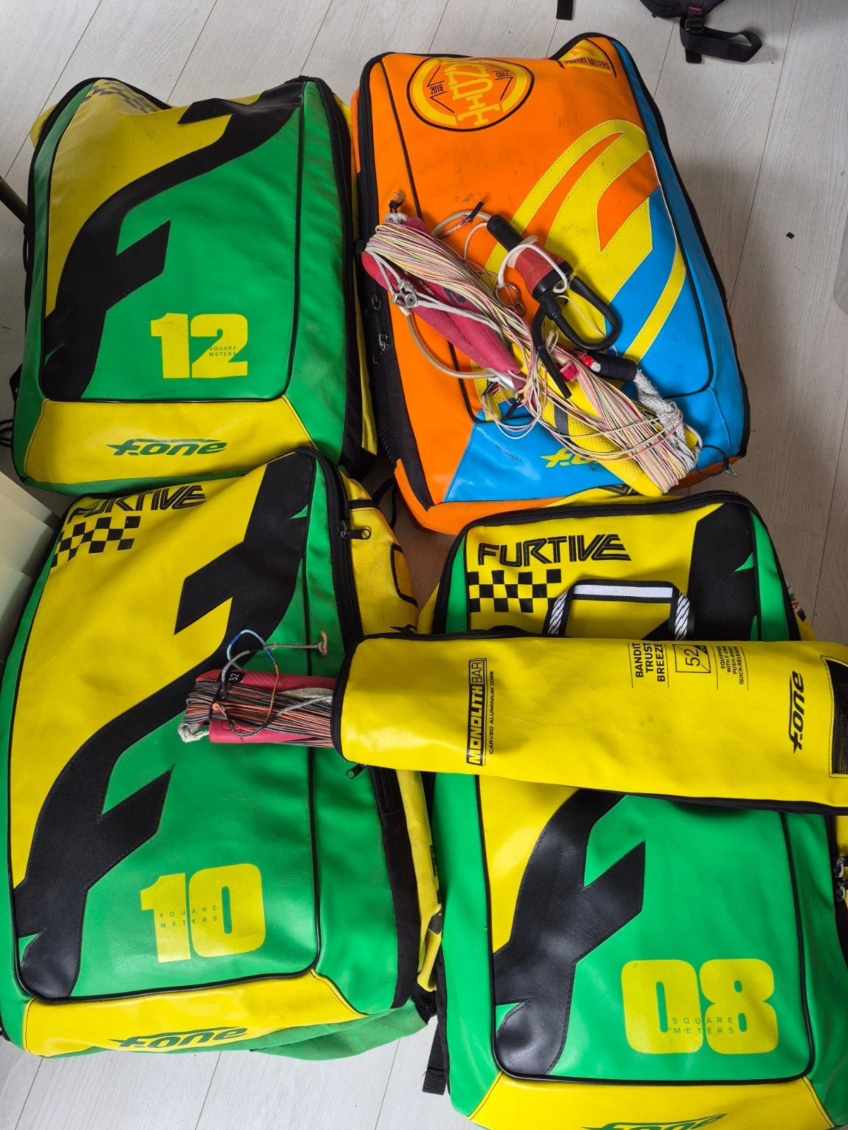Complete F-One Kitesurf Set: 4 Kites & 2 Barren, Watersport en Boten, Kitesurfen, Twintip, Ophalen of Verzenden, Gebruikt, 10 m²