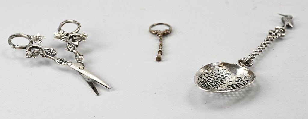 Zilveren Druivenschaar, Geboortelepel met Ooievaar en Loep, Ophalen of Verzenden, Zilver