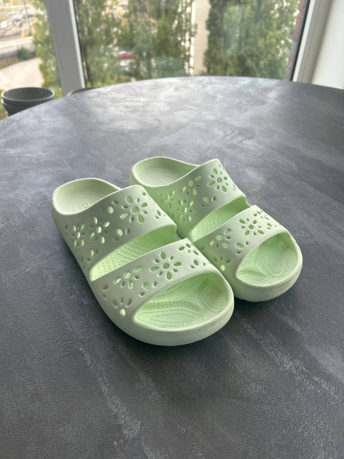 Lichtgroene Crocs slippers met bloemmotief, Ophalen, Zo goed als nieuw, Groen, Slippers