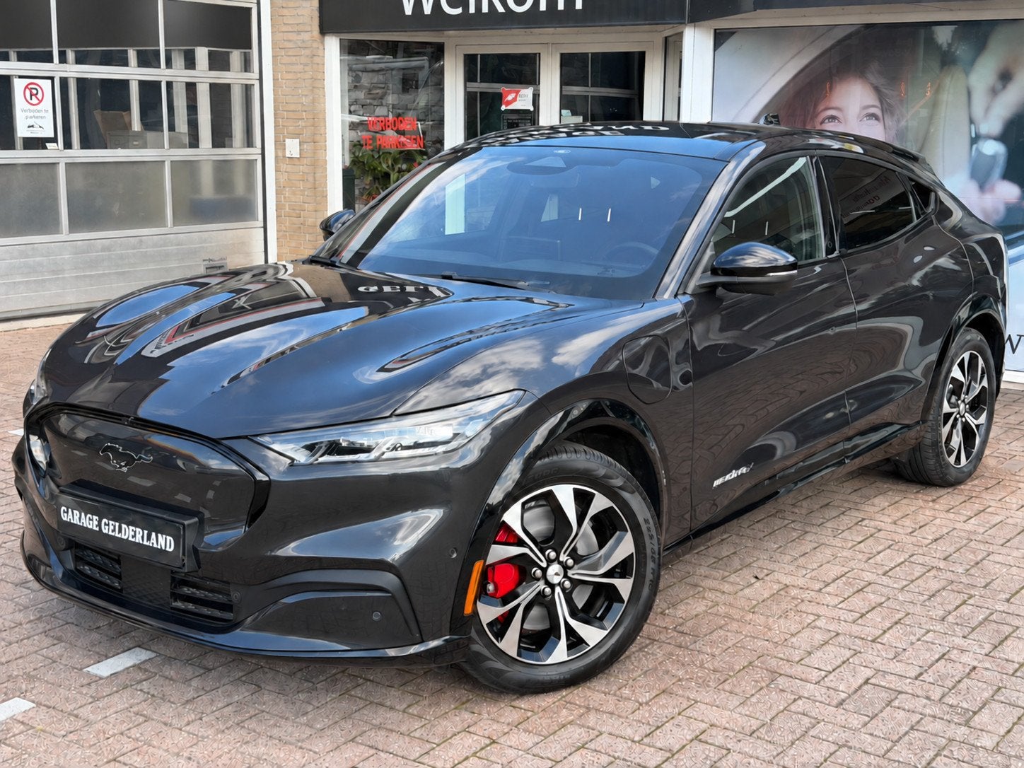 Ford Mustang Mach-E E4X AWD 98 kWh | PANO | FULL-LED | ACC |, Auto's, Automaat, Dealer onderhouden, Gebruikt, Zwart