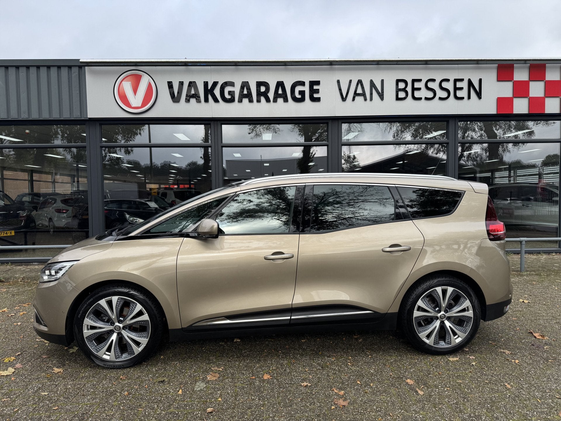 Renault Grand Scénic 1.3 TCe Bose 7p. HEAD UP-PANO-CAMERA-7, Auto's, Voorwielaandrijving, Euro 6, 4 cilinders, Bruin