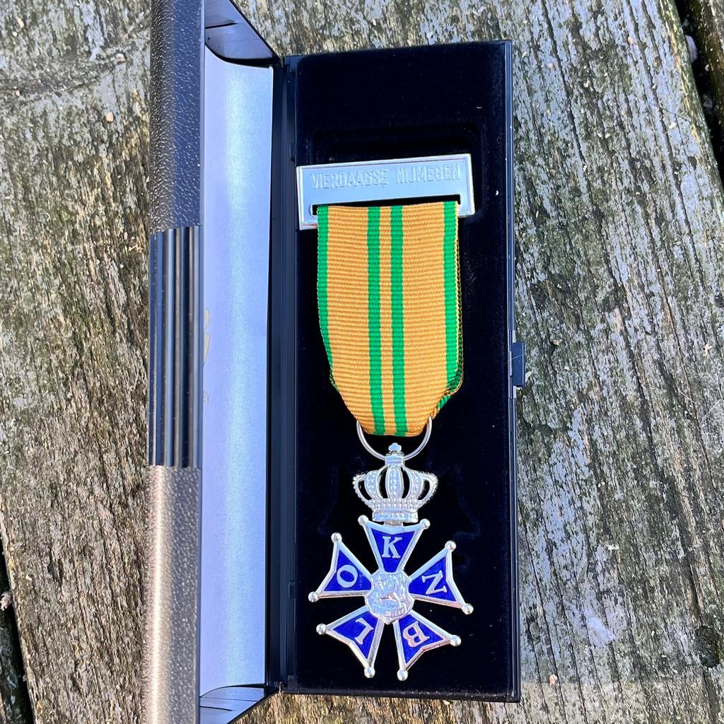 4 DAAGSE VAN NIJMEGEN KNBLO MEDAILLE 6 MAAL MET CASSETTE, Ophalen of Verzenden, Landmacht, Nederland