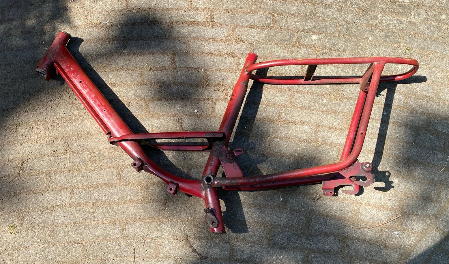 Peugeot 102 MT kaal frame donker rood / bordeaux rood, Fietsen en Brommers, Brommeronderdelen | Oldtimers, Ophalen, Gebruikt, Frame