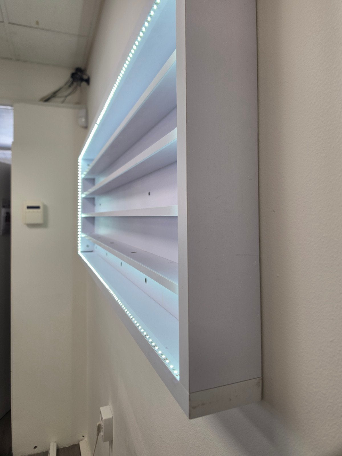 Foto 4 van Nagellak wandkast LED