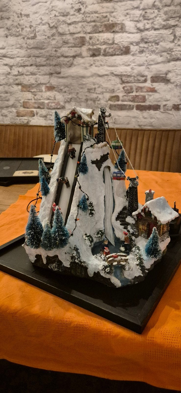 Piste met skilift., Ophalen, Zo goed als nieuw